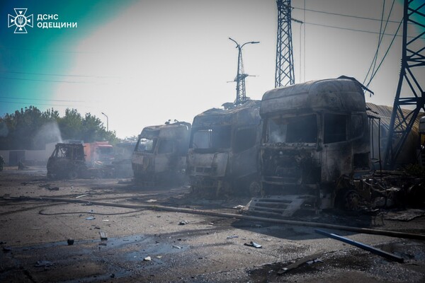 Утро в Одессе началось с ракетной атаки и взрывов, исчез свет и остановился электротранспорт: пострадали семеро  (обновлено) фото 2