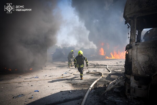 Утро в Одессе началось с ракетной атаки и взрывов, исчез свет и остановился электротранспорт: пострадали семеро  (обновлено) фото 4