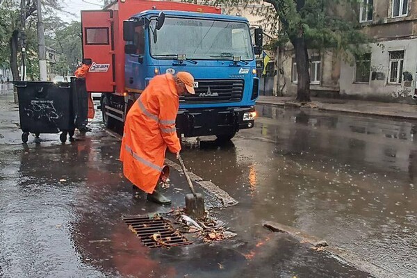 В Одесі через негоду повністю затопило деякі вулиці, не курсують кілька трамваїв (оновлено) фото 2