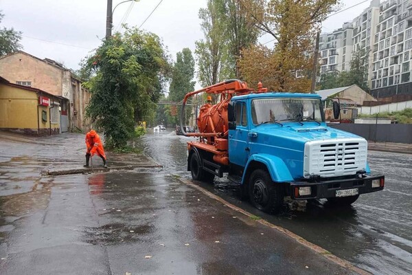 В Одессе из-за непогоды полностью затопило некоторые улицы, не курсируют несколько трамваев (обновлено) фото 6