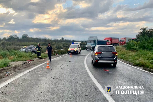 На трасі Одеса &ndash; Рені легковик врізався у фуру: загинула літня жінка фото 1