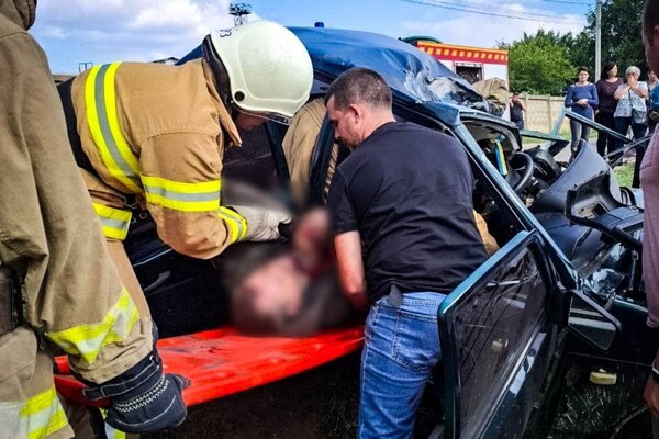 В Одеському районі автівка збила стовп: кілька людей зазнали травмувань фото