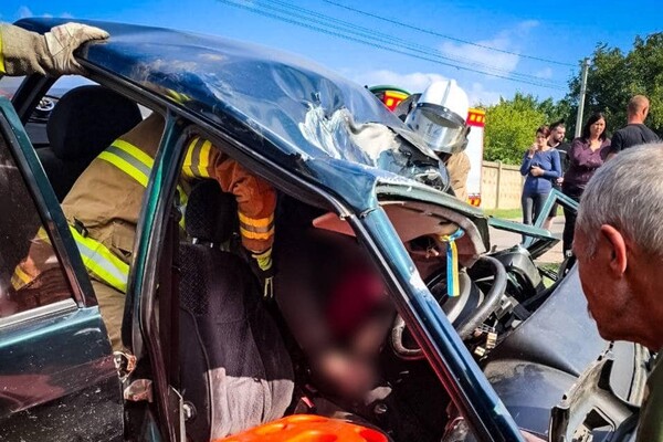 В Одесском районе автомобиль сбил столб: несколько человек получили травмы фото 1