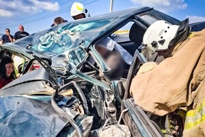 В Одеському районі автівка збила стовп: кілька людей зазнали травмувань фото 2