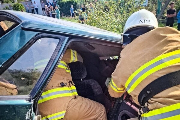 В Одеському районі автівка збила стовп: кілька людей зазнали травмувань фото 3