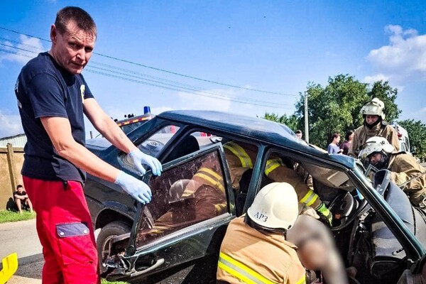 В Одесском районе автомобиль сбил столб: несколько человек получили травмы фото 4