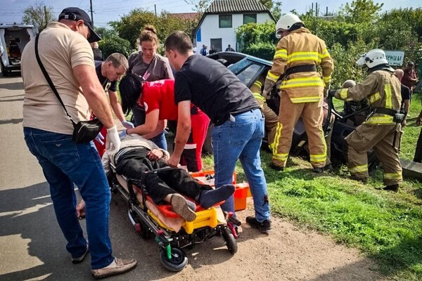 В Одеському районі автівка збила стовп: кілька людей зазнали травмувань фото 5