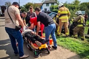 В Одеському районі автівка збила стовп: кілька людей зазнали травмувань фото 5