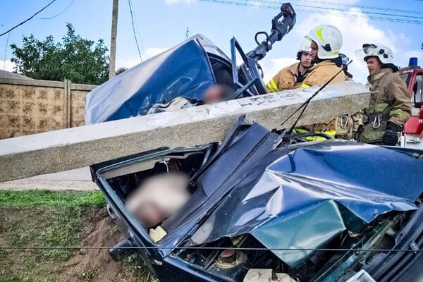 В Одеському районі автівка збила стовп: кілька людей зазнали травмувань фото 6