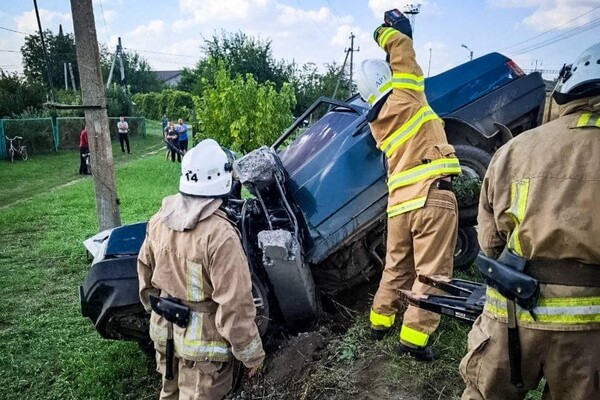 В Одеському районі автівка збила стовп: кілька людей зазнали травмувань фото 7