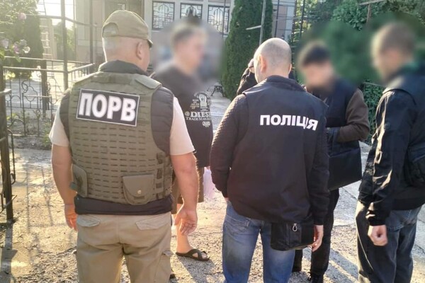 В Одеській області викрили схему виїзду чоловіків призовного віку за кордон фото 4