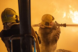 В Одессе произошел мощный пожар: горело складское здание фото