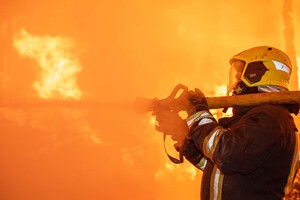 В Одесі сталася потужна пожежа: горіла складська будівля фото 1