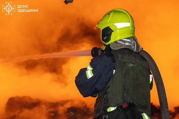 В Одесі сталася потужна пожежа: горіла складська будівля фото 4