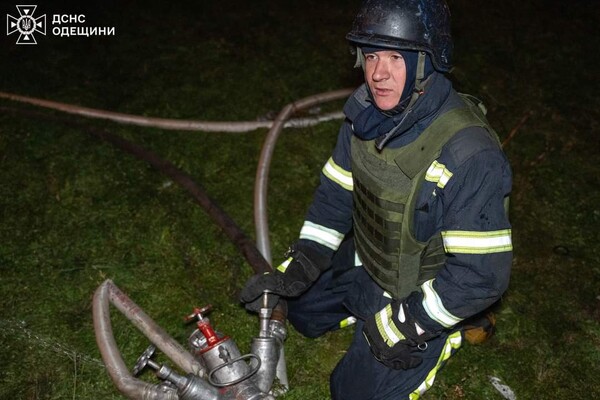 В Одесі сталася потужна пожежа: горіла складська будівля фото 9