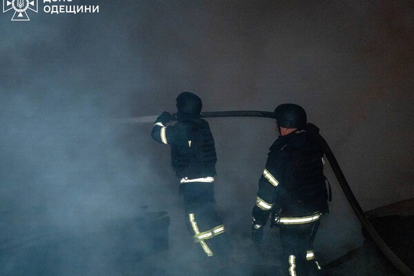 Загиблий, загоряння газових труб та ушкоджена школа: наслідки нічної атаки дронів в Одесі (фото, відео) фото 40