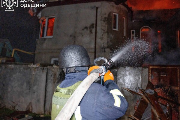 Загиблий, загоряння газових труб та ушкоджена школа: наслідки нічної атаки дронів в Одесі (фото, відео) фото 44