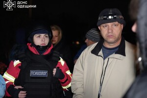 Во время  ночной атаки Одессы пострадали дома, склады и авто: погибла женщина, ранены дети (обновлены) фото 15