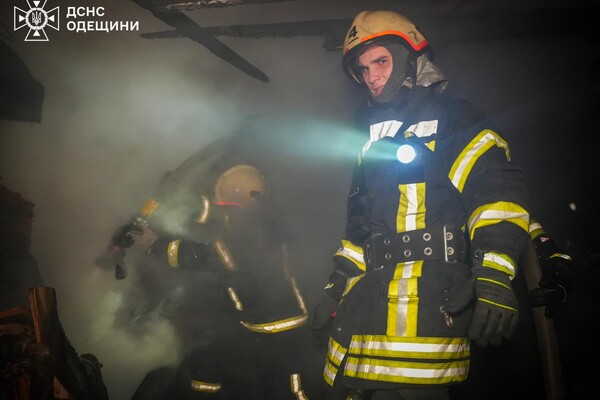 Наслідки нічної атаки Одеси: постраждали двоє людей, вбило собаку (фото, відео) фото 7