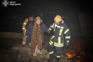 Наслідки нічної атаки Одеси: постраждали двоє людей, вбило собаку (фото, відео) фото 12