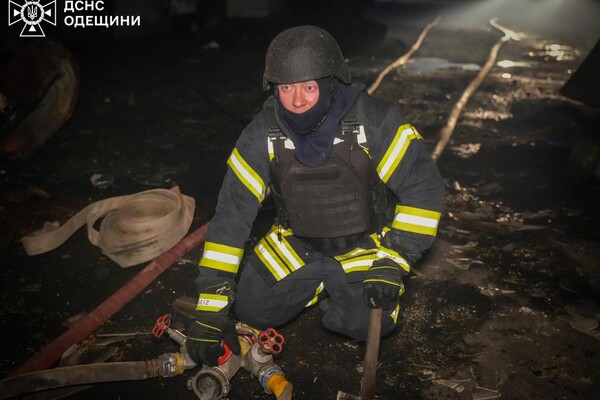 Наслідки нічної атаки Одеси: постраждали двоє людей, вбило собаку (фото, відео) фото 15