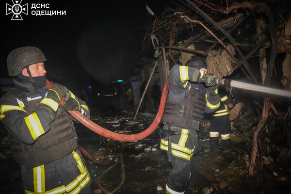 Наслідки нічної атаки Одеси: постраждали двоє людей, вбило собаку (фото, відео) фото 22