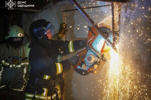 Наслідки нічної атаки Одеси: постраждали двоє людей, вбило собаку (фото, відео) фото 24