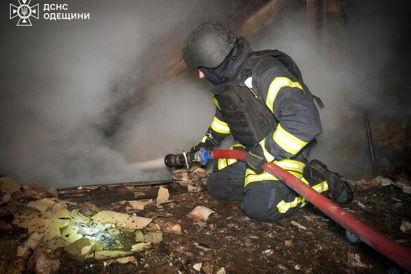 Наслідки нічної атаки Одеси: постраждали двоє людей, вбило собаку (фото, відео) фото 30