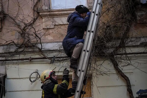 В Одесі обрушилася частина будинку, який постраждав після обстрілу фото 1