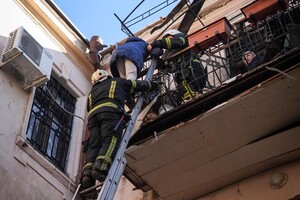 В Одесі обрушилася частина будинку, який постраждав після обстрілу фото 2