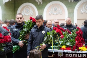 В Одесі попрощалися з поліцейськими, які загинули внаслідок ракетного удару 18 листопада фото 2