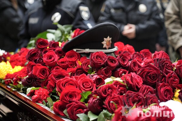 В Одесі попрощалися з поліцейськими, які загинули внаслідок ракетного удару 18 листопада фото 4