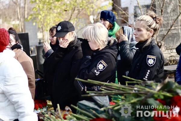 В Одесі попрощалися з поліцейськими, які загинули внаслідок ракетного удару 18 листопада фото 8