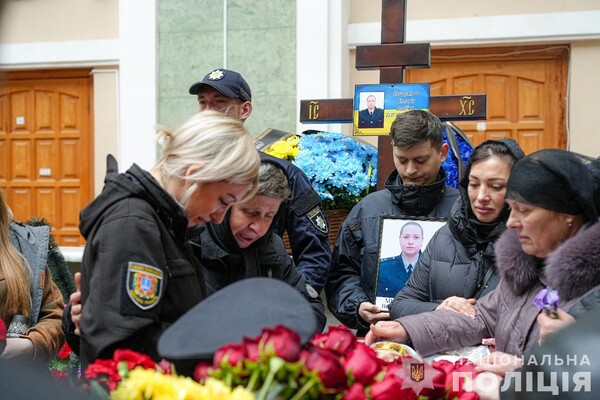 В Одесі попрощалися з поліцейськими, які загинули внаслідок ракетного удару 18 листопада фото 9