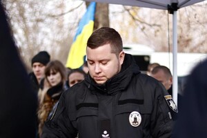 В Одесі попрощалися з поліцейськими, які загинули внаслідок ракетного удару 18 листопада фото 10