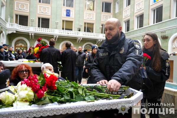 В Одесі попрощалися з поліцейськими, які загинули внаслідок ракетного удару 18 листопада фото 12