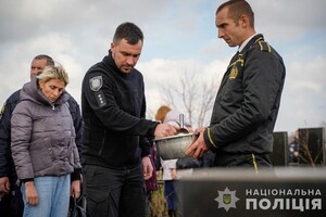 В Одесі попрощалися з поліцейськими, які загинули внаслідок ракетного удару 18 листопада фото 13