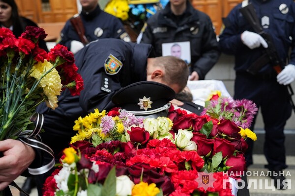 В Одесі попрощалися з поліцейськими, які загинули внаслідок ракетного удару 18 листопада фото 14