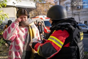 На месте &quot;прилета&quot; в Одессе развернули штаб помощи, прокуратура начала расследование (обновлено) фото 10