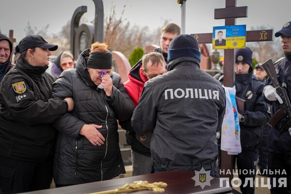 В Одесі попрощалися з поліцейським, який зазнав важких поранень під час обстрілу міста 18 листопада фото 5