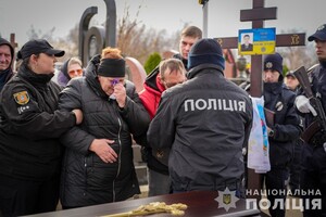 В Одесі попрощалися з поліцейським, який зазнав важких поранень під час обстрілу міста 18 листопада фото 5