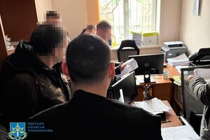 В Одессе госисполнитель требовал 50 тысяч гривен за снятие ареста с банковских счетов фото