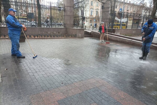 В Одесі заплямували білою фарбою плитку в Міському саду фото 1