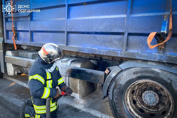 На трассе Одесса &ndash; Киев загорелся грузовик с зерном фото 7