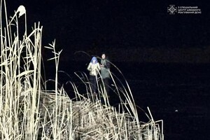 В Одесской области двое подростков застряли на льду и чуть не провалились в пруд фото 1