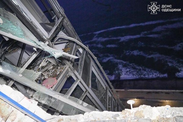 Нічна атака &quot;Шахедів&quot; на Одесу: є постраждалі та руйнування (оновлено) фото 8