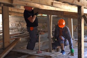 В Одессе восстанавливают дом, который неоднократно обстреливали россияне фото