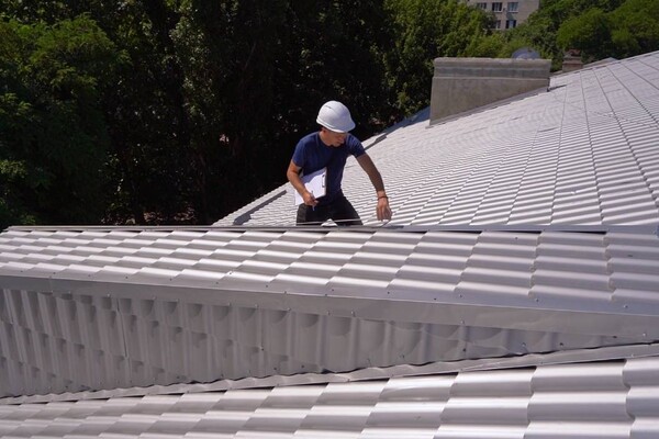 В Одессе восстанавливают дом, который неоднократно обстреливали россияне фото 1