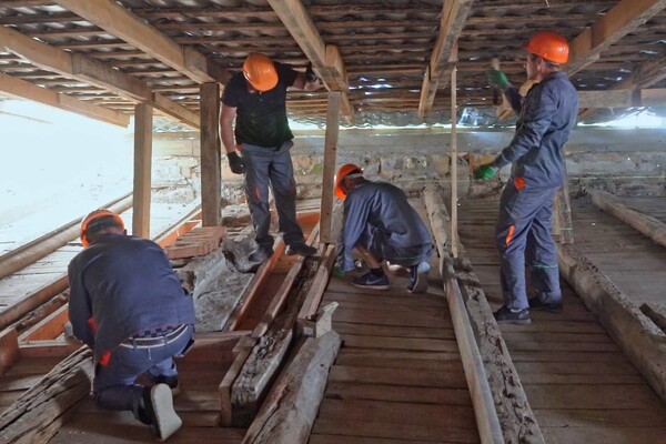 В Одессе восстанавливают дом, который неоднократно обстреливали россияне фото 2