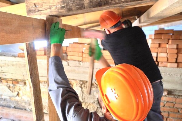 В Одессе восстанавливают дом, который неоднократно обстреливали россияне фото 3